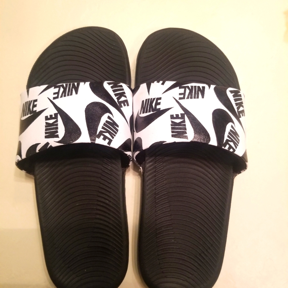 Nike "Kawa" Slides size 4Y